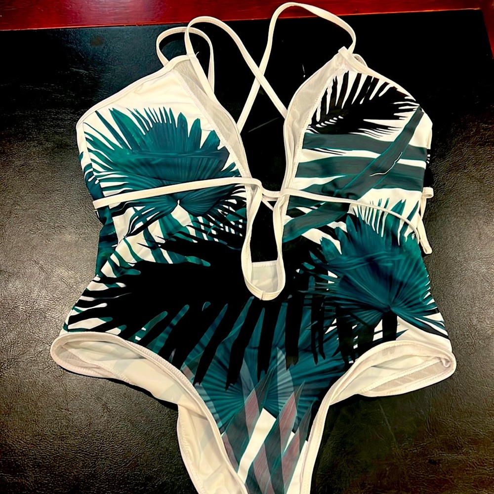 Key Hole 🔑- sexy tropical one piece 🌴